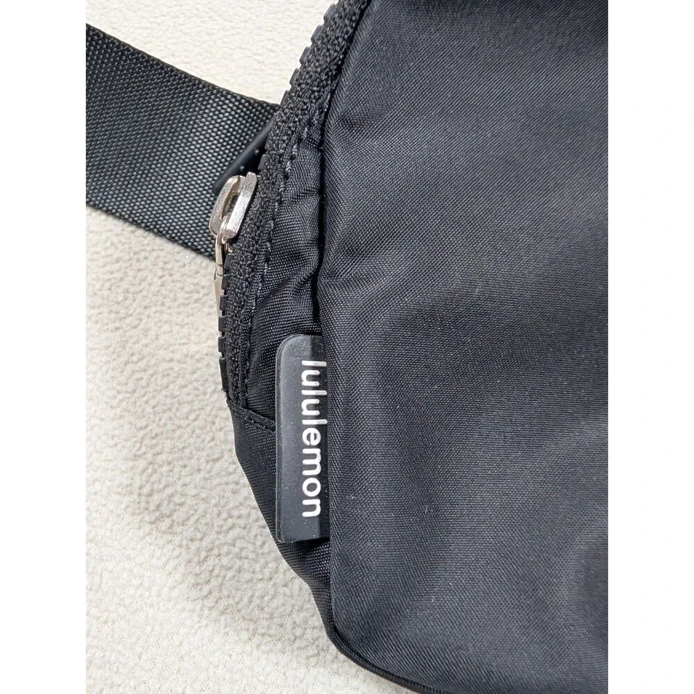 Lululemon Everywhere Women's Belt Bag 1L  Black Silver Logo Fanny Pack Shoulder